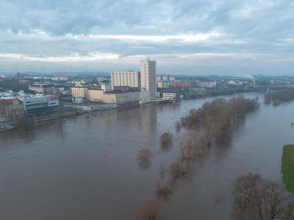 Blick auf die Elbe, die über die Ufer getreten ist (Aufnahme mit einer Drohne). 