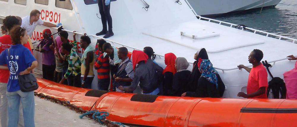 Überlebende. Diese Flüchtlinge sind von der Küstenwache von einem gesunkenen Boot gerettet und auf die italienische Insel Lampedusa gebracht worden.