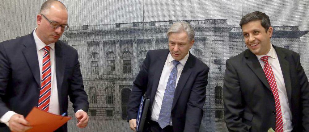 SPD-Landeschef Jan Stöß, der Regierende Bürgermeister Klaus Wowereit und SPD-Fraktionschef Raed Saleh bei einer Pressekonferenz im Abgeordnetenhaus in Berlin. Momentan verbergen die Nachfolgekandidaten ihre Rivalität noch gut.