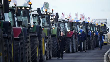 Landwirte versammeln sich südlich von Paris, bevor sie eine nach Paris führende Autobahn blockieren. Sie protestieren gegen sinkende Einnahmen, europäische Umweltvorschriften und Normen, die ihrer Meinung nach Überhand nähmen. Die Landwirte wollen ihren Protest ausweiten und den Druck auf die Regierung erhöhen. 