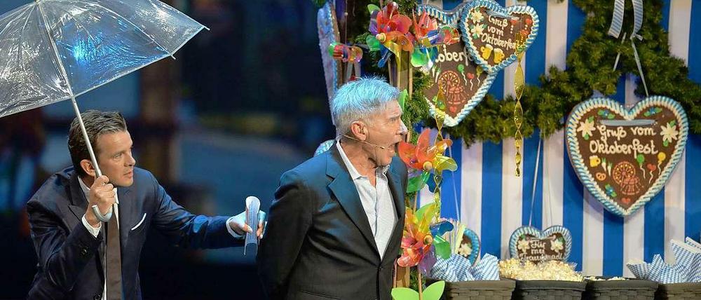 Harrison Ford, 71, staunt nicht schlecht, Markus Lanz scheint sich hinter der Hollywood-Größe zu verstecken.