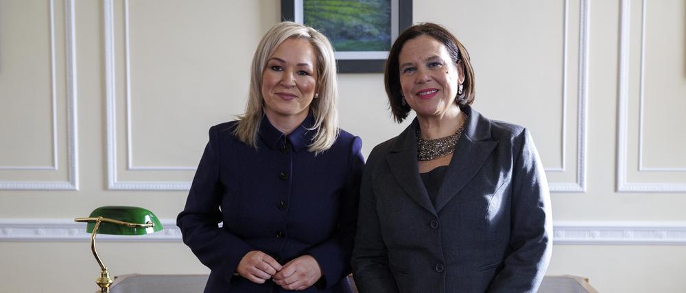 Michelle O’Neill (links), Erste Ministerin von Nordirland, und Mary Lou McDonald, Parteivorsitzende der Sinn Fein, stehen im Büro der ersten Ministerin. O’Neill wurde am 03. Februar 2024 als erste Katholikin ins Amt der Ersten Ministerin Nordirlands gewählt.