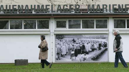 Ein Mann und eine Frau passieren in Berlin das frühere Notaufnahmelager Marienfelde. (Archivbild)