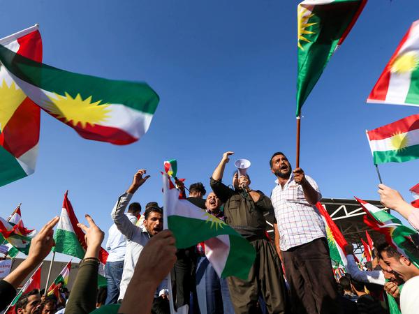 Kurdische Flaggen auf einer Kundgebung in der nordirakischen Autonomieregion.