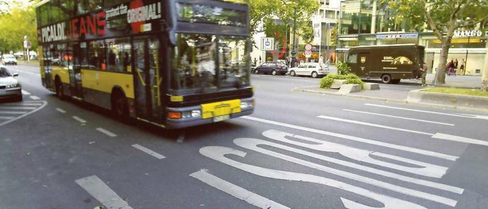 Mit alter Technik. Die Busse der BVG fahren mit Dieselantrieb. Es gibt aber Pläne für einen Elektrobetrieb auf einer Linie. Den Strom sollen die Busse kabellos aus Quellen in der Straße erhalten. Foto: Q
