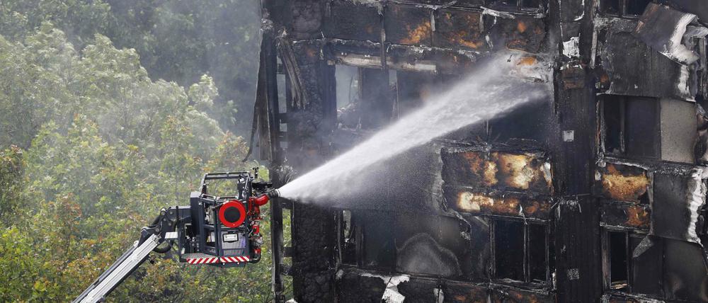 Im Grenfell Tower gibt es noch immer Brandnester.