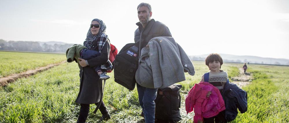 Mehr Menschen, die Schutz in Deutschland suchen - hier eine syrische Familie an der griechisch-mazedonischen Grenze - könnten in der Illegalität landen.