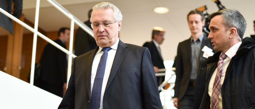 Bayerns Innenminister Joachim Herrmann (links) im Gebäude des Bundesverfassungsgerichts.