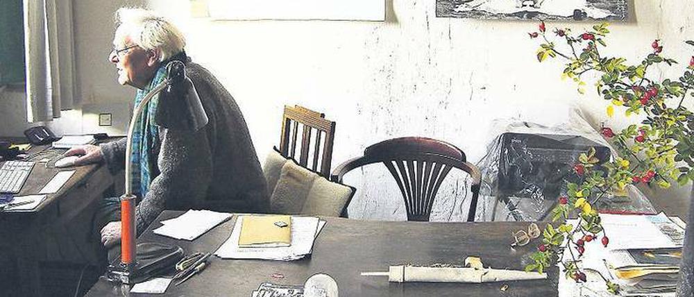 Auf der Suche nach der alten Heimat. Hans-Jürgen Syberberg im Haus der Eltern im mecklenburgischen Nossendorf. Vor der Enteignung war dies hier schon das Arbeitszimmer seines Vaters. An der Wand ein Foto der Schauspielerin Edith Clever.