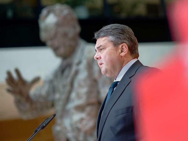 Wie Frankreichs Präsident hat sich auch Bundeswirtschaftsminister Sigmar Gabriel kritisch zu den Sanktionen gegen Russland geäußert.