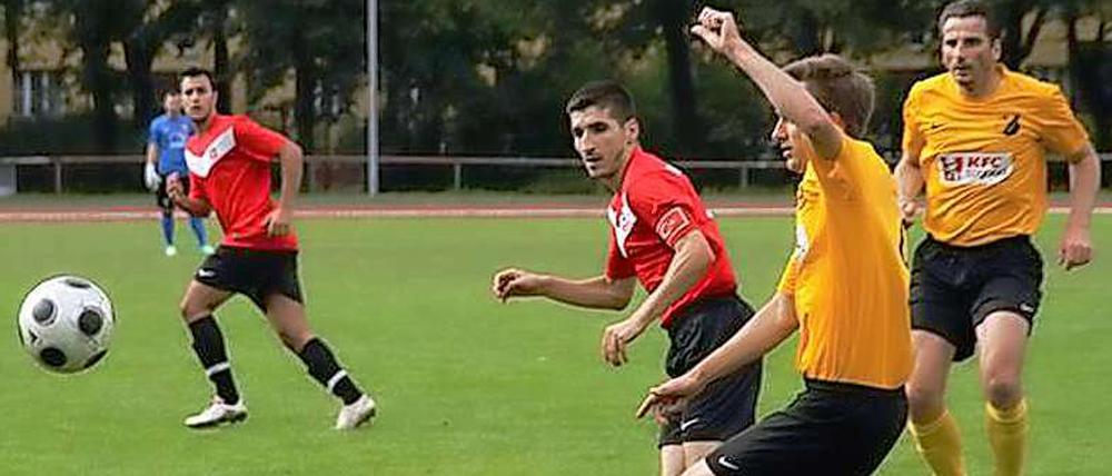 Ibrahim Keser (Mitte, rotes Trikot) spielt inzwischen für den BSV Hürtürkel.