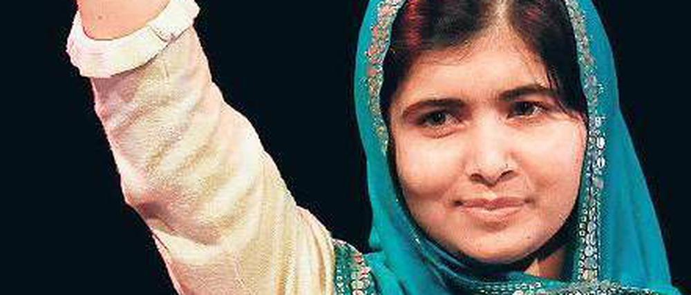 Malala hebt eine Preisstatuette in die Höhe