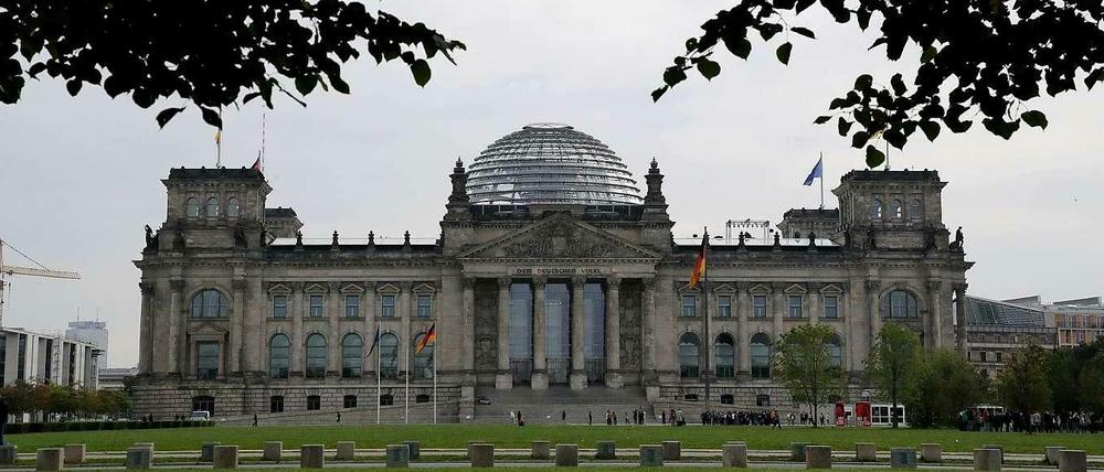 Im Reichstagsgebäude tagt der Deutsche Bundestag, der heute neu gewählt wird.