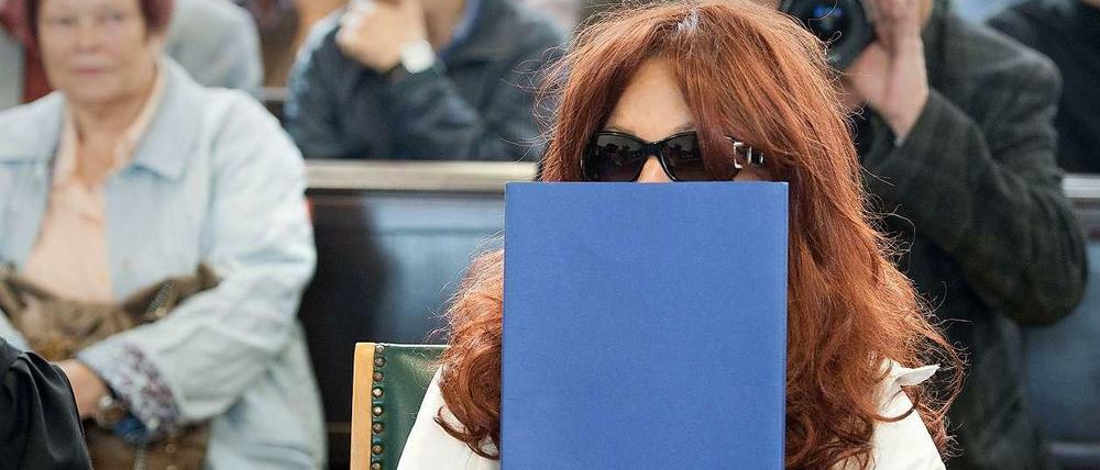 Mit Perücke und Sonnenbrille. Heidi K. im Gerichtssaal.