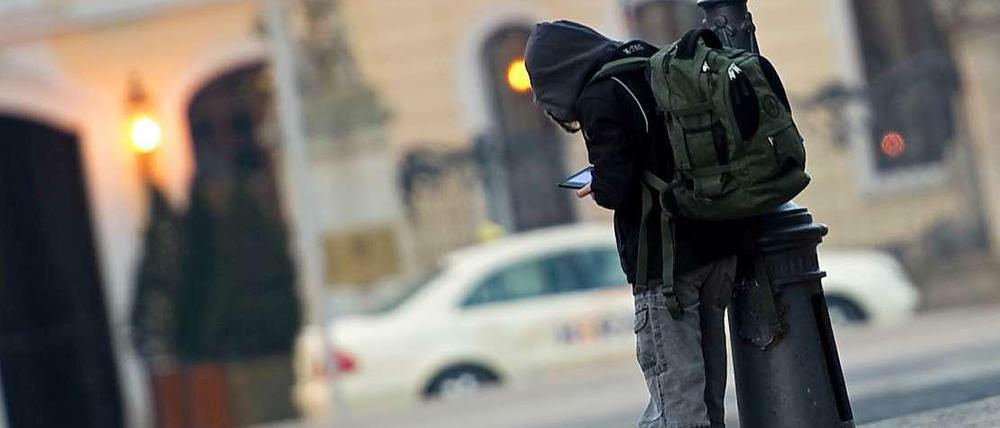 Schlechte Aussichten. Wenn nach zehn Jahren die Schulpflicht endet, wird ein großer Teil der Schulschwänzer ohne berufliche Perspektive dastehen und dem Staat dauerhaft als Empfänger von Sozialleistungen auf der Tasche liegen.