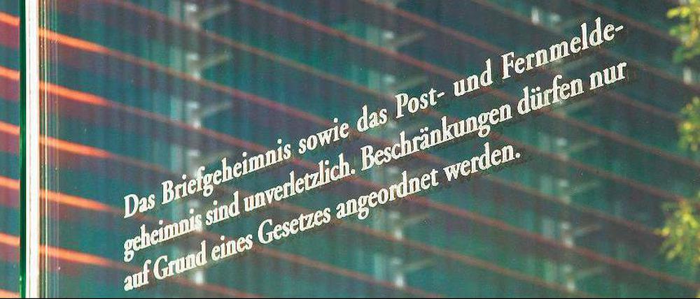 Das Grundgesetz gilt auch in der digitalen Welt. Artikel 10 enthält neben dem Post- und Briefgeheimnis auch das Fernmeldegeheimnis.