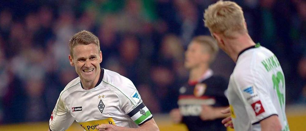 Gladbacher Filip Daems (links) feiert seinen 1:0-Treffer gegen den FC Augsburg.