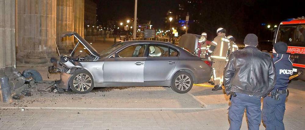 Ein 22-Jähriger ist ins Brandenburger Tor gerast.