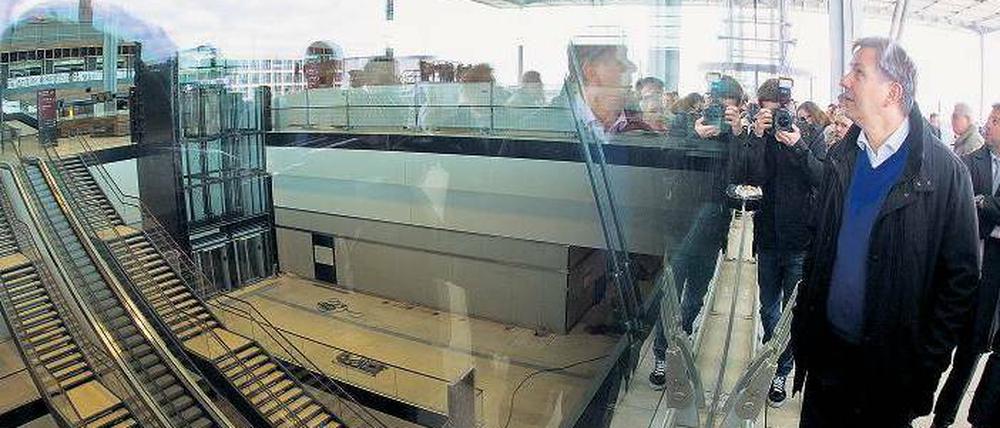 Unser Berlin nicht schlechtreden! Klaus Wowereit steht zur Stadt und zum Flughafen – mit oder ohne Dach. Selbst der Zusammenbruch des BER-Terminals bringt den Regierenden nicht aus der Ruhe. Seitenhiebe eines Nobelpreisträgers aber sind „wenig hilfreich“. Foto: dpa