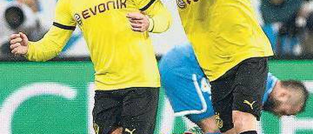 Renn, wenn du kannst. Mario Götze kommt nicht recht von der Stelle, weil er gerade Dortmunds erstes Tor erzielt hat. Foto: AFP