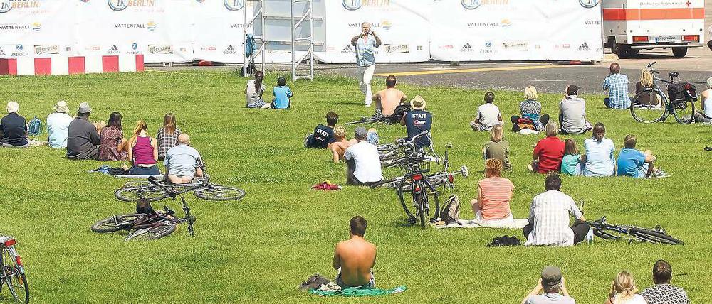 … und gucken und sitzen. Tagsüber ist es noch ein bisschen leerer, entspannter – geschwitzt wird hier vor allem wegen der Hitze. Foto: Davids