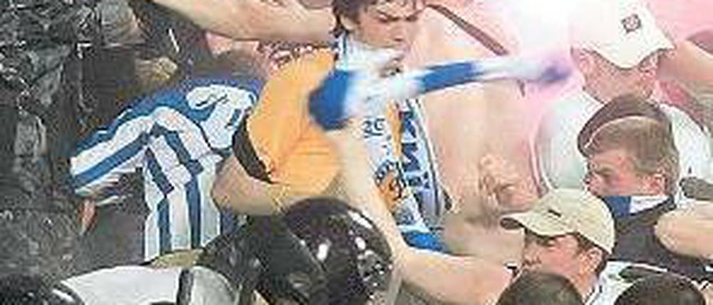 Gewaltbereit sind in der Ukraine viele Fans, die meisten gehören wie die UIltras von Dynamo Kiew der rechten Szene an und werden mittlerweile auch politisch gesteuert.