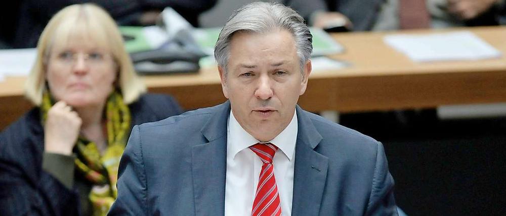 Berlins Regierender Bürgermeister Klaus Wowereit spricht im Abgeordnetenhaus zum BER-Debakel.