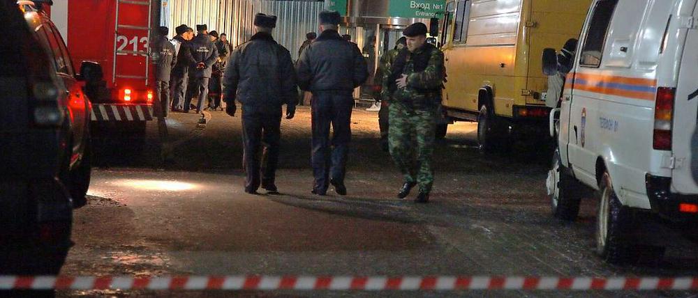 Nach dem Terroranschlag auf den internationalen Airport Domodedowo in Moskau untersuchen Sicherheitskräfte das Flughafenareal.