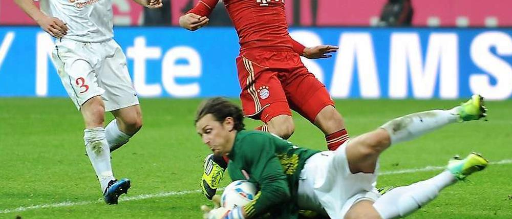 Nullnummer: Mainz' Torwart Heinz Müller rettet vor Bayerns Arjen Robben.