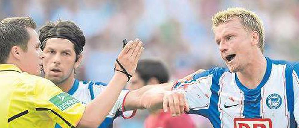 Das fehlt. Der Berliner Verteidiger Maik Franz (r.) fällt bis Saisonende mit einem Kreuzbandriss aus. Ein emotionaler Grenzgänger wie er könnte einem Team wie Hertha, das zuletzt in Duldungsstarre verfiel, gut tun. Wenn er verletzt fehlte, stiegen seine Klubs ab.