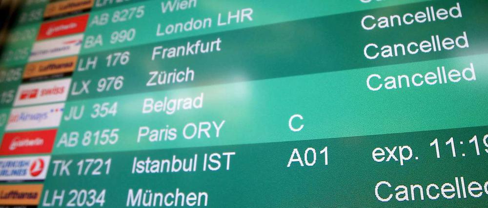 Eine Anzeigetafel am Flughafen Tegel: Der Warnstreik zeigt Wirkung.