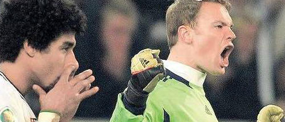 Wenn die anderen jubeln. Dante muss nach seinem verschossenen Elfmeter auch noch die Freude von Manuel Neuer ertragen. Foto: dpa