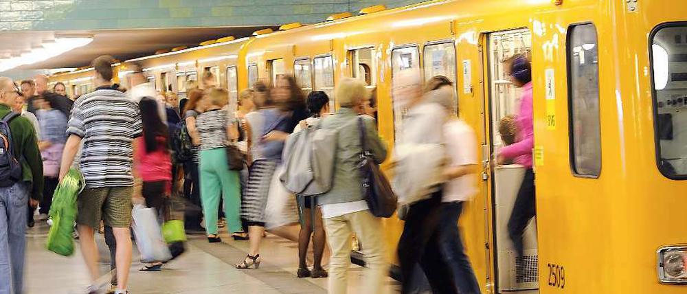 Regeln und Verbote gibt es in Berlins öffentlichen Verkehrsmitteln genug. Es hält sich nur keiner daran.