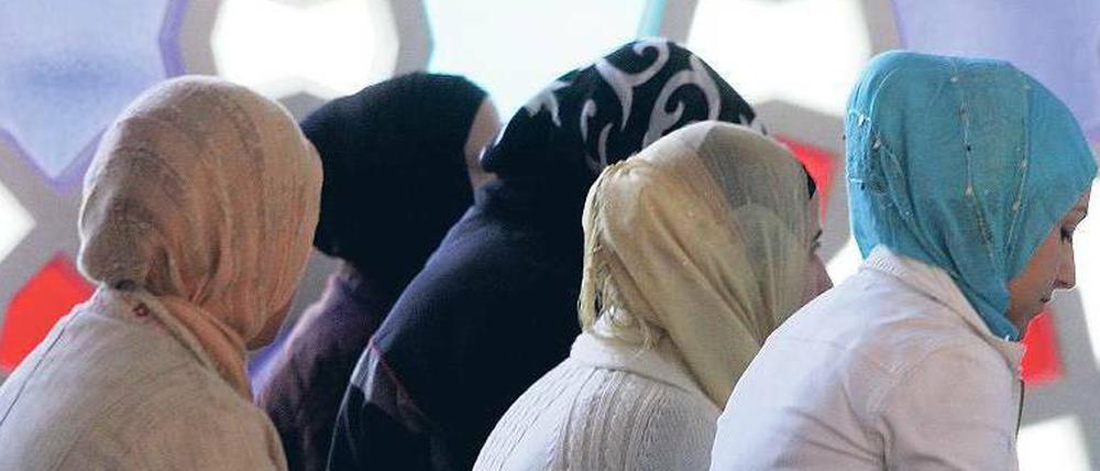 Auf der Suche nach Orientierung. In der Vergangenheit haben meist Männer den Koran interpretiert. Im neuen universitätsübergreifenden Graduiertenkolleg zur islamischen Theologie arbeiten auch Nachwuchswissenschaftlerinnen zu Auslegungsfragen.