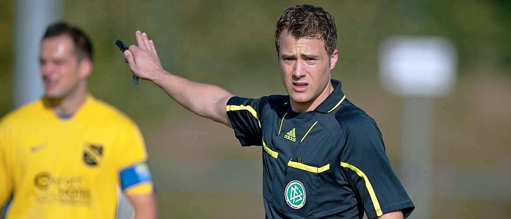 Bundesliga-Schiedsrichter Felix Zwayer bei seinem Einsatz in der Kreisliga B im Rahmen des Schiedsrichter-Aktionswochenendes. Doch die Gewalt nimmt kein Ende.