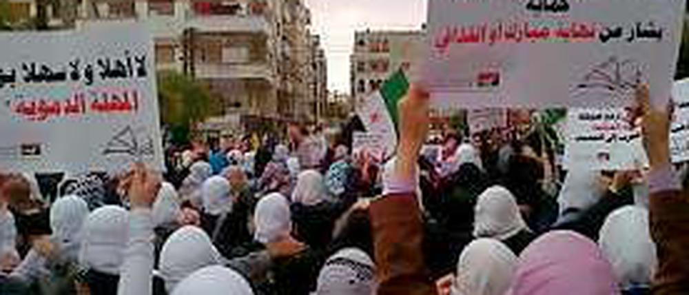 Demonstranten in der syrischen Stadt Homs fordern ein Ende des Regimes Assad.