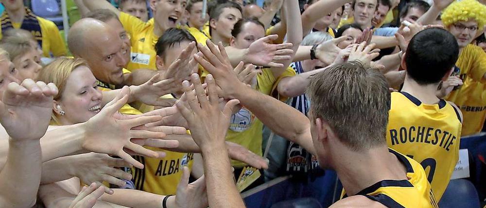 Die Mannschaft lässt sich von ihren Berliner Fans feiern.
