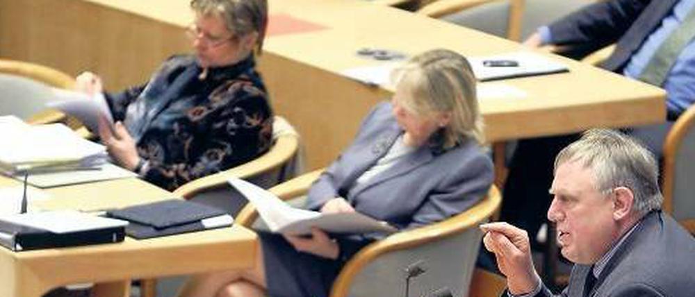 Vertrackte Situation. Der Fraktionsvorsitzende der CDU in Nordrhein-Westfalen, Karl-Josef Laumann, Ministerpräsidentin Hannelore Kraft (SPD) und die Grünen-Ministerin Sylvia Löhrmann (li.) im Landtag. Streit entzündet sich am Etat.