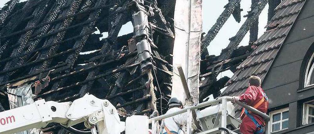 Ein Bild der Zerstörung. Nach dem Dachstuhlbrand in dem denkmalgeschützen Bau in Charlottenburg am Freitag gingen die Aufräumarbeiten am Tag danach weiter.
