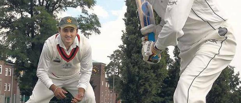 Weißkittel am Ball. Als sie noch auf dem Körnerplatz spielen durften, fanden die Cricketspieler perfekte Bedingungen vor. Foto: Imago