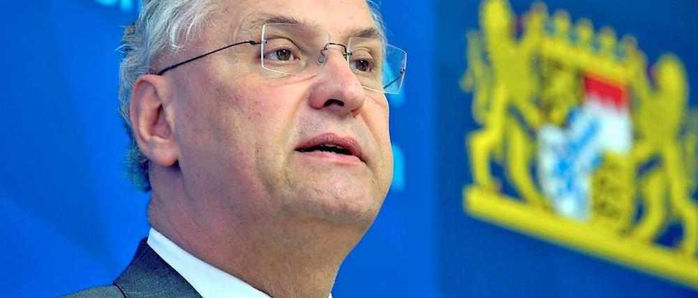 Joachim Herrmann baut schon eine Drohkulisse auf.