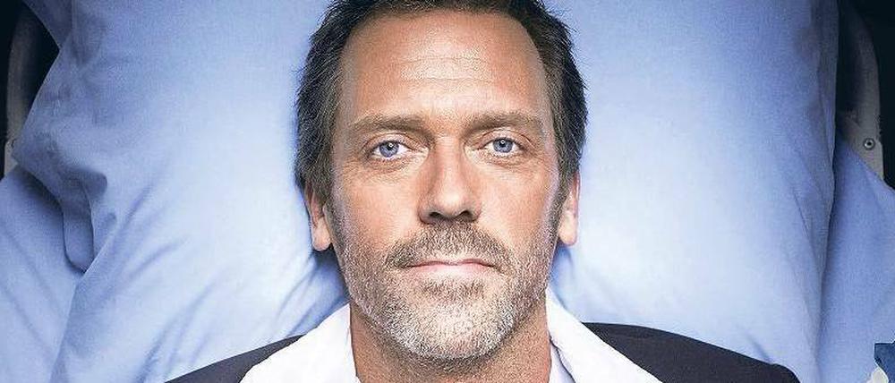 Operation am offenen Hemd. Der Diagnosearzt (Hugh Laurie) hat gut lächeln. Seine Chefin, Lisa Cuddy, will eine Beziehung mit ihm wagen.