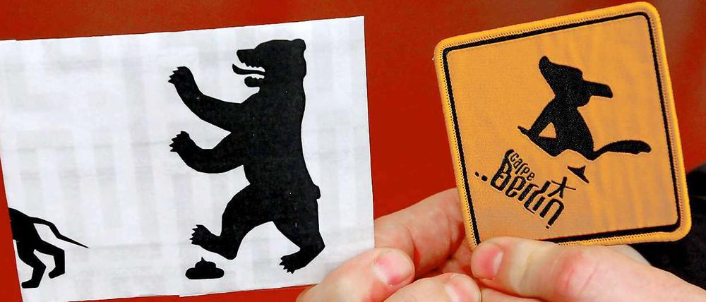 Zeichnung und Aufnäher zum Thema Hundekot in Berlin: Ein Berliner Bär tritt in einen Hundehaufen. Ein Hund kackt und genießt damit die Hauptstadt, Carpe Berlin!