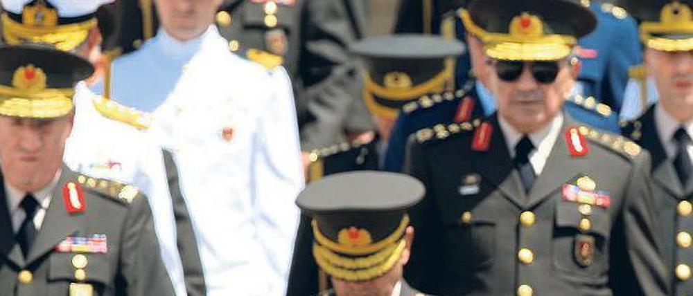 Klare Rangordnung. Der türkische Regierungschef Erdogan (vorne rechts) und Offiziere im vergangenen August in Ankara.