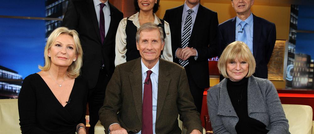 Die Journalisten Sabine Christiansen (l-r), Tom Buhrow, Sandra Maischberger, Ulrich Wickert, Peter Kloeppel, Barbara Dickmann und Wolf von Lojewski posieren nach der Talkshow "Menschen bei Maischberger".