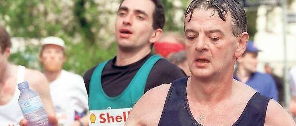 Durchhalten. Auch der ehemalige Bundesaußenminister und Marathonläufer Joschka Fischer hatte mit dem Jo-jo-Effekt zu kämpfen. Menschen, die sich nach einer Diät eiweißreich ernähren und stärkehaltige Lebensmittel meiden, bleiben eher schlank. Foto: dpa