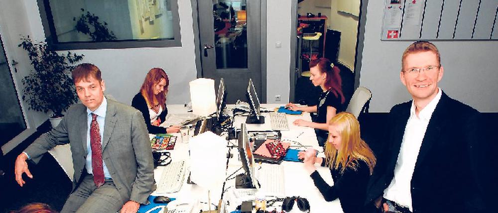 Das Team von Radio Paradiso um Geschäftsführer Matthias Gülzow (links) und Chefredakteur Thorsten Wittke im Studio am Kleinen Wannsee kann weitersenden. Wird das Urteil rechtskräftig, muss die Medienanstalt die Frequenz neu ausschreiben.
