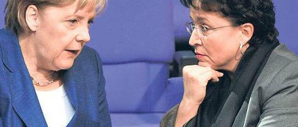 Zuhören heißt nicht folgen. FDP-Fraktionschefin Birgit Homburger lauscht den Erklärungen von Kanzlerin Angela Merkel – will aber dennoch Entlastungen der Mitte. Foto: dpa