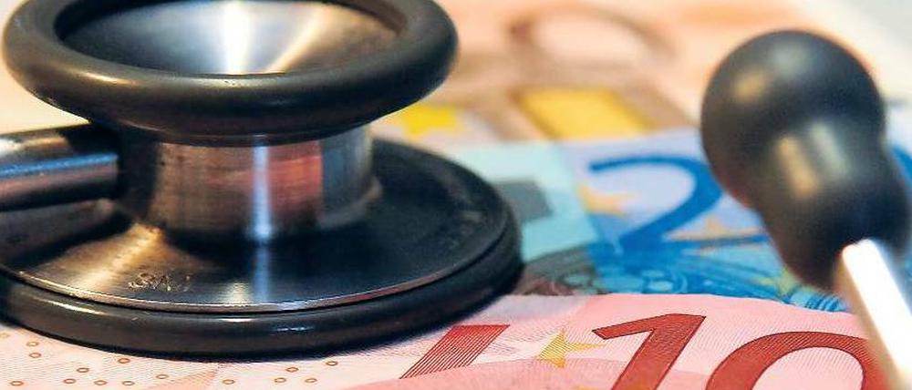 Aus Vorkasse werden Zusatzkosten. Kritiker halten das vom Gesundheitsminister ersonnene Modell für eine „Lizenz zum Gelddrucken für Ärzte“.