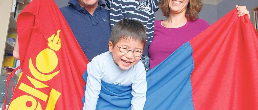 Familie von Welt. Nannette und Andreas Jacobsohn leben mit ihren Adoptivkindern Davaalkham und Oyunbaatar in Steglitz.